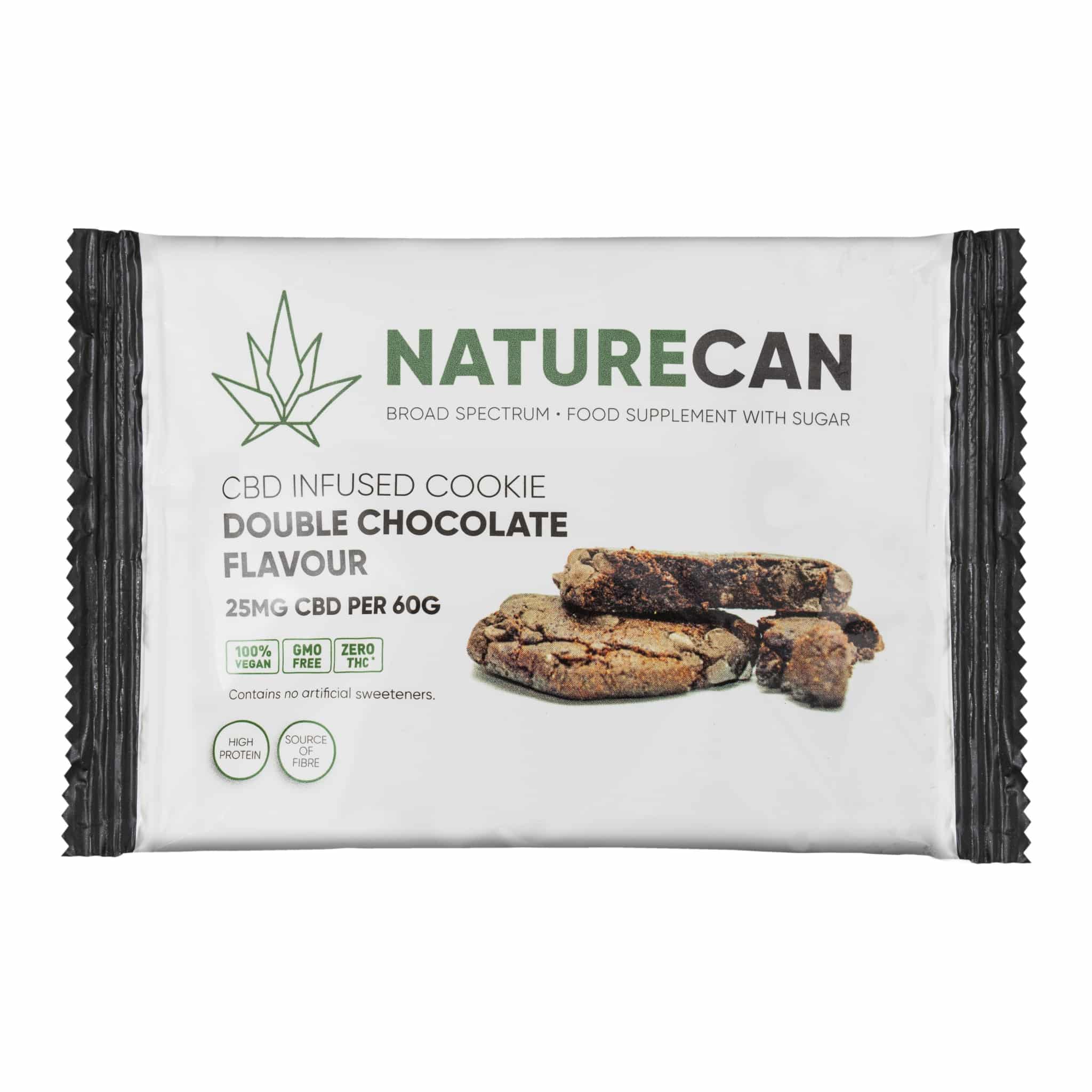 Een NatureCan - CBD geïnfuseerd koekje in een witte verpakking toont productinformatie en een afbeelding van een dubbel chocolade koekje met chocolade stukjes.