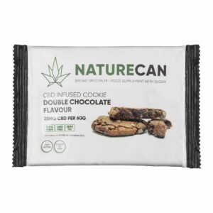 Een NatureCan - CBD geïnfuseerd koekje in een witte verpakking toont productinformatie en een afbeelding van een dubbel chocolade koekje met chocolade stukjes.