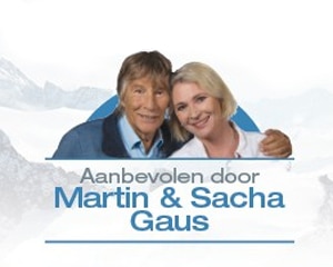 een man en een vrouw die naast elkaar staan.
