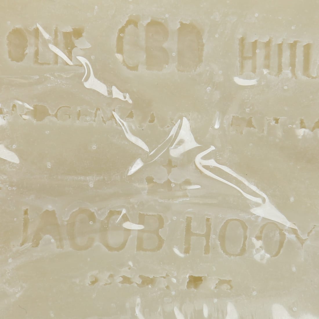 Een close-up van Jacob Hooy CBD zeep met tekst erop. miniatuur