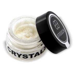 Een klein potje CBD kristallen 99% van Endoca (1000mg pure CBD) op een witte achtergrond.