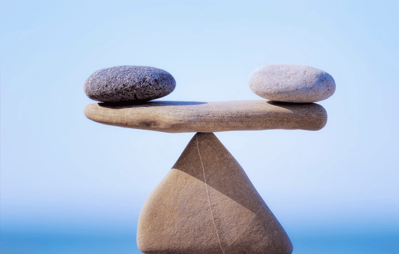 twee rotsen die op elkaar balanceren.