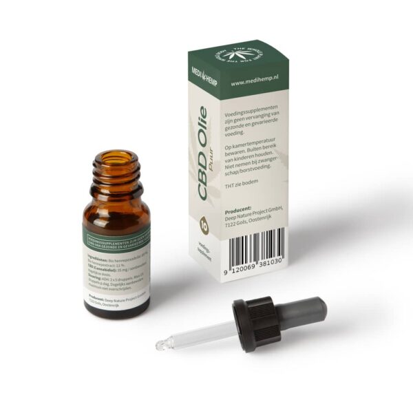Een flesje Medihemp - CBD olie 10% PUUR (10ml) en een druppelaar op een witte achtergrond.