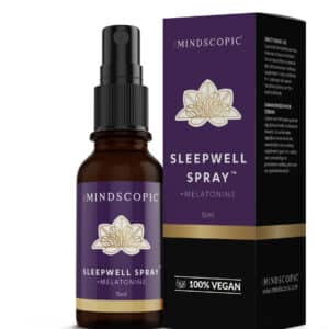 Naast de verpakking staat een flesje van 15 ml MindScopic - SLEEPWELL SPRAY™ met melatonine, beide gemarkeerd als 100% veganistisch.