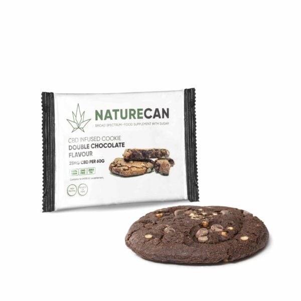 Een NatureCan - CBD geïnfuseerd koekje wordt getoond, met een verpakking met de tekst "CBD geïnfuseerd koekje dubbele chocoladesmaak 25mg CBD per 60g" naast het koekje.